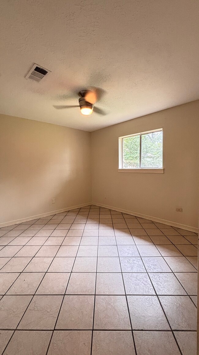Building Photo - 1114 Un Vly Dr