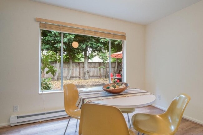 Building Photo - 3Bd/2.5Ba Seattle Duplex