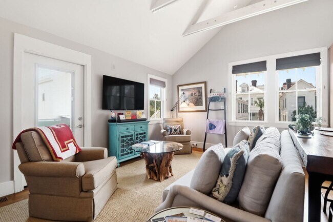 Building Photo - 28-B Charlotte Street- Amazing One Bedroom/Two Bathroom Freestanding Home