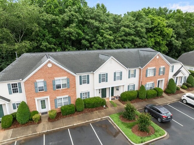Building Photo - Your Perfect Townhome Is Here!