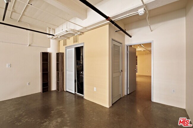 Building Photo - 1130 Flower St