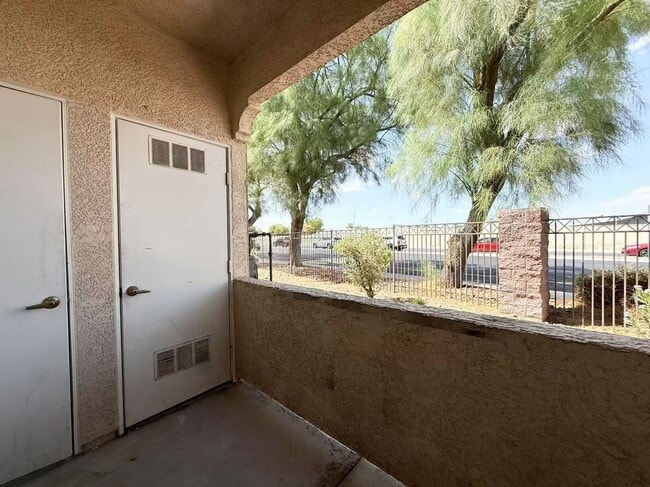 Building Photo - Gated condo boasts 2 bedrooms and 2 bathrooms
