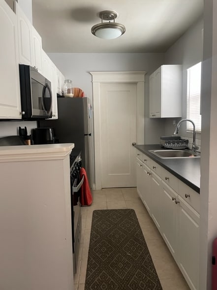 Building Photo - 417 E 7th St