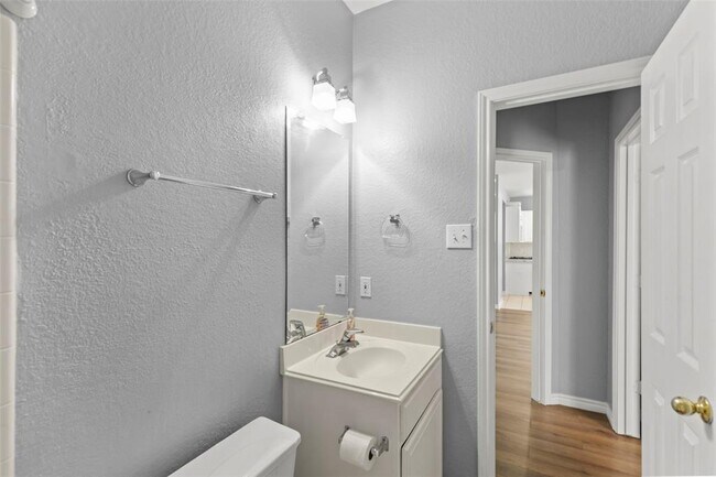 Building Photo - 4427 Village View Dr