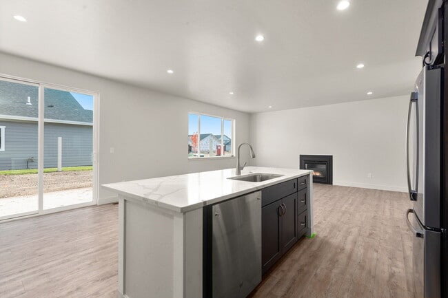 Building Photo - Newer 4 bedroom w/ 3 car garage