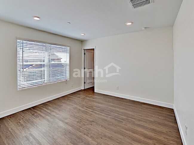 Building Photo - 5944 W Columbine Dr