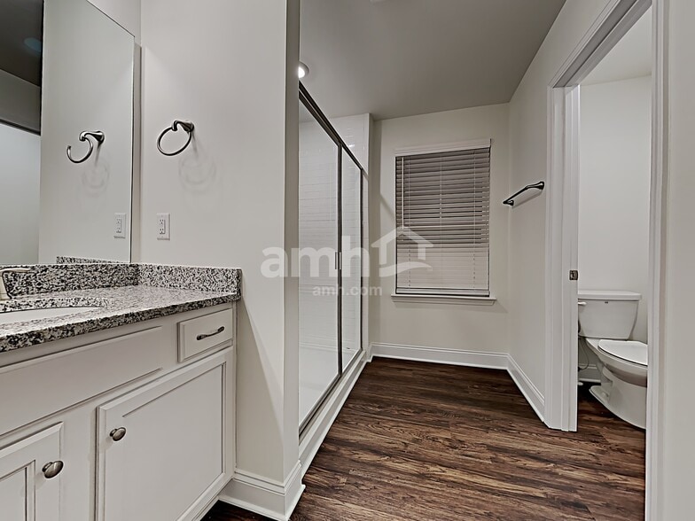 Building Photo - 5285 Valley Dr