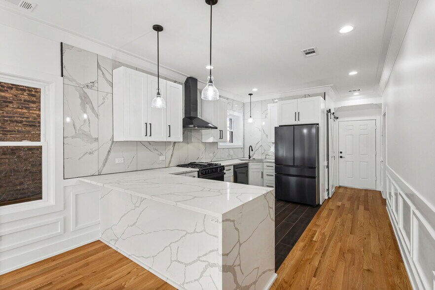 Building Photo - 3934 N Sawyer Ave