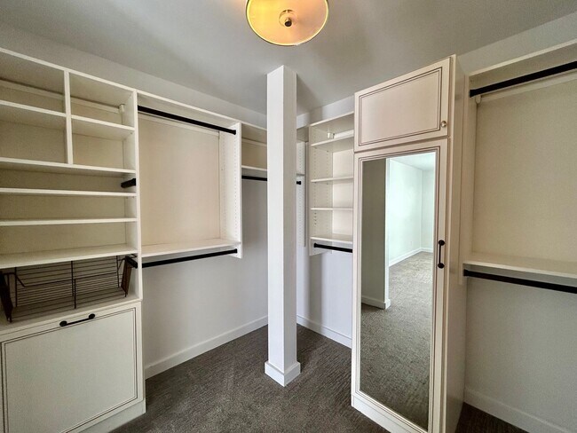 Building Photo - Prime 2 Bed, 2 Bath in La Jolla!