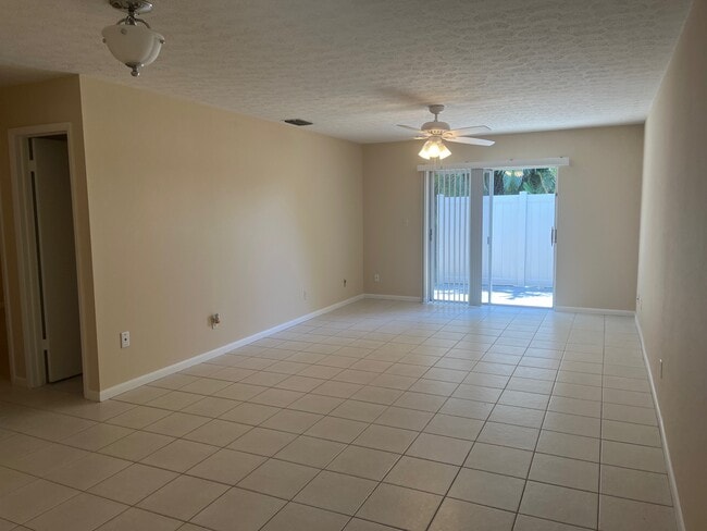 Building Photo - Lady Sara