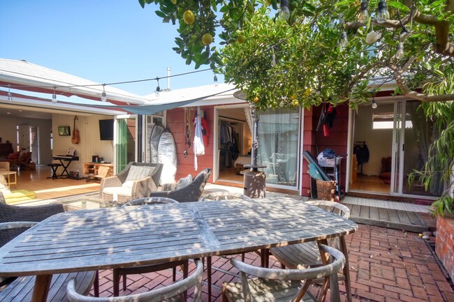 Building Photo - Beautiful 3 BD, 2 BA Home in Bird Rock fea...