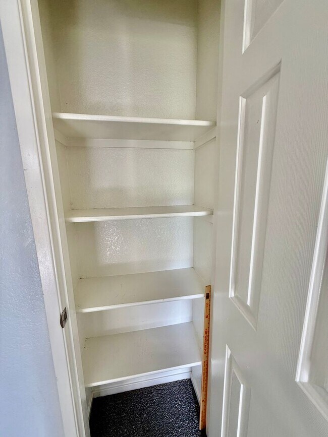 Building Photo - great condo in roseville available now