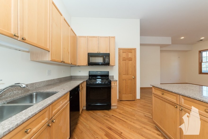 Building Photo - 2539 N Southport Ave