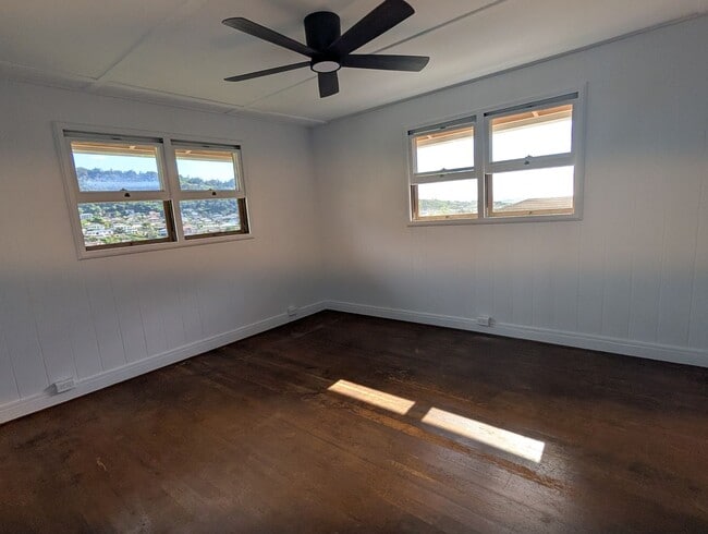 Building Photo - Ocean view upstairs 3 bed 2 bath 2 parking duplex near Likelike Hwy