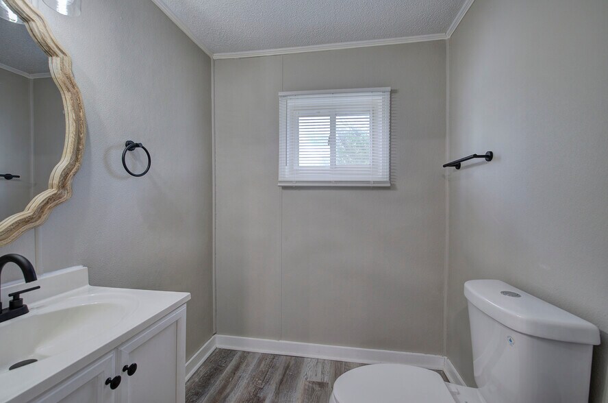 hall bath 3 - 227 Saint Elmo Cir