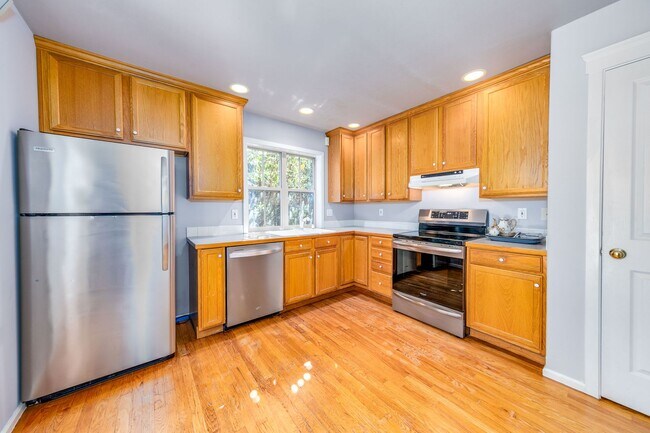 Building Photo - Beautiful Downtown Home