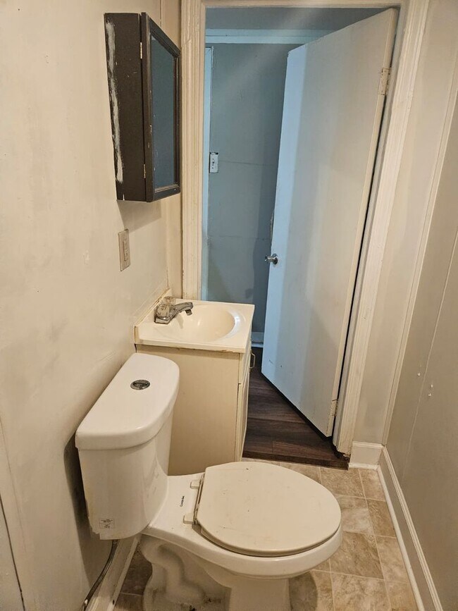 Building Photo - 2206 Roosevelt Dr