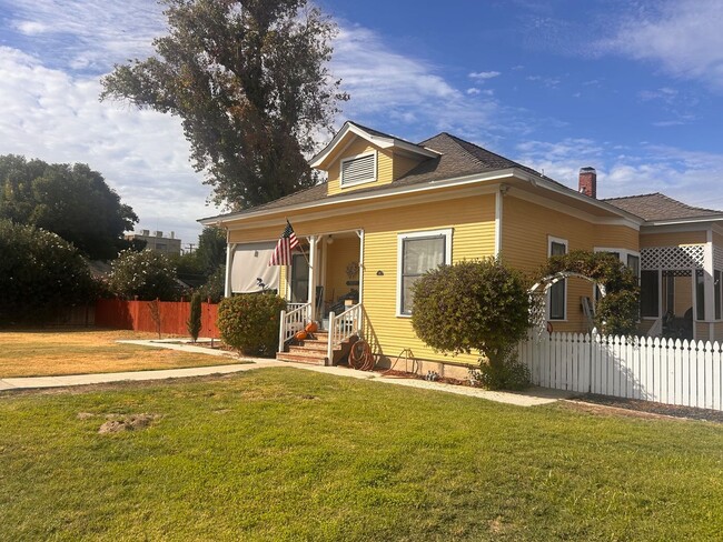 Primary Photo - Cute home for rent in Lemoore!