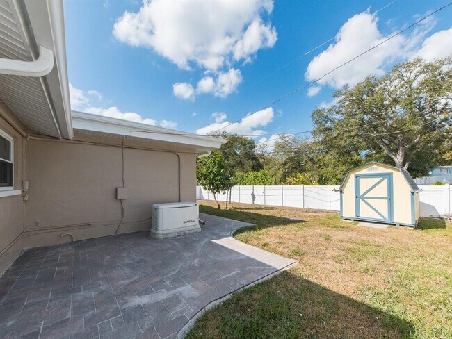 Building Photo - 2395 6th Ave SW