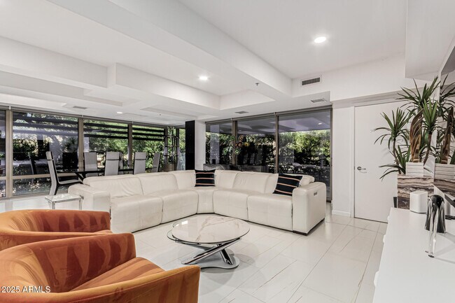 Primary Photo - 7121 E Rancho Vista Dr