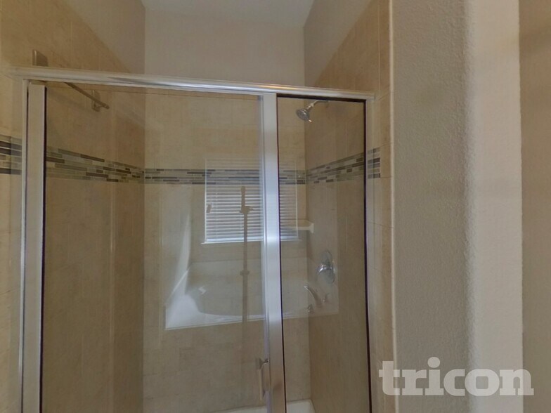 Building Photo - 3105 Oakcrest Dr