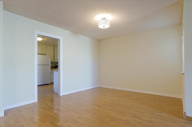 Building Photo - Great Home in Secure Complex