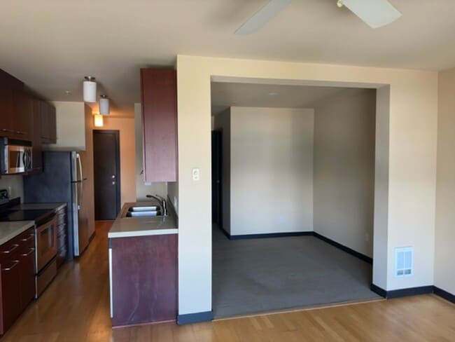Building Photo - Ideally Located Seattle Open 1 Bed Unit w/ Breathtaking Views!