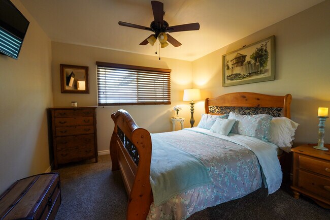 Sleigh bed room - 23437 Vanowen St
