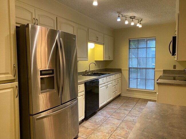 Building Photo - 3 BEDROOM, CORNER LOT