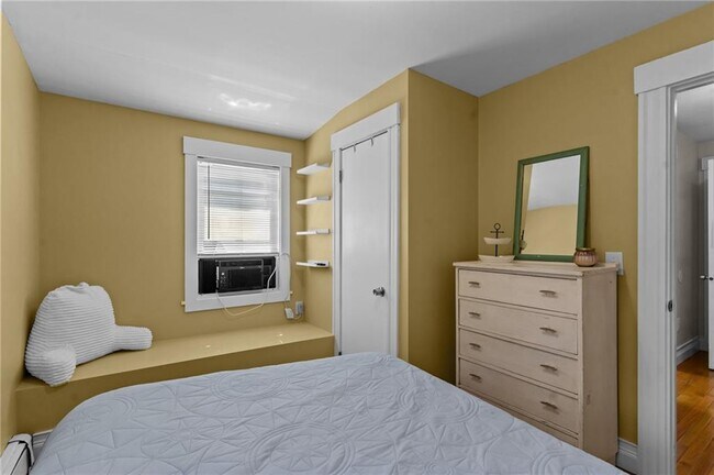 Building Photo - 11 Young St