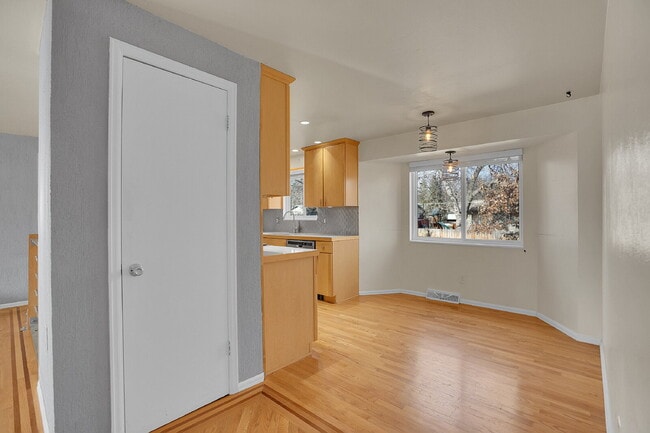 Building Photo - $2,795.00 - $300 OFF First Months' Rent - 5 Bedrooms, 2 Bathrooms, Single Family Home in Broomfie...