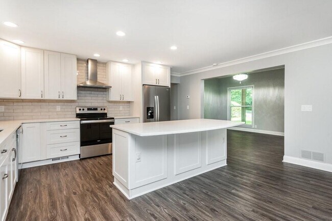 Building Photo - 2681 Ravenoaks Pl