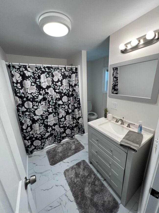 Building Photo - 17 Heather St