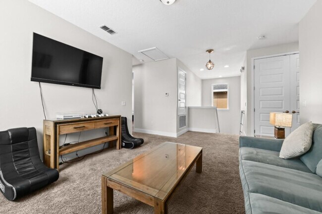 Building Photo - 350 Lasso Dr