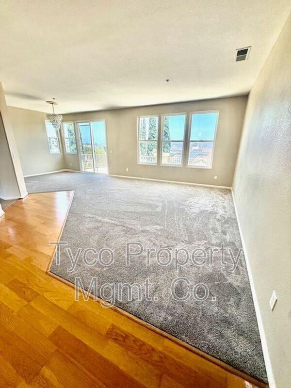 Building Photo - 2021 Pleasant Waters Ct