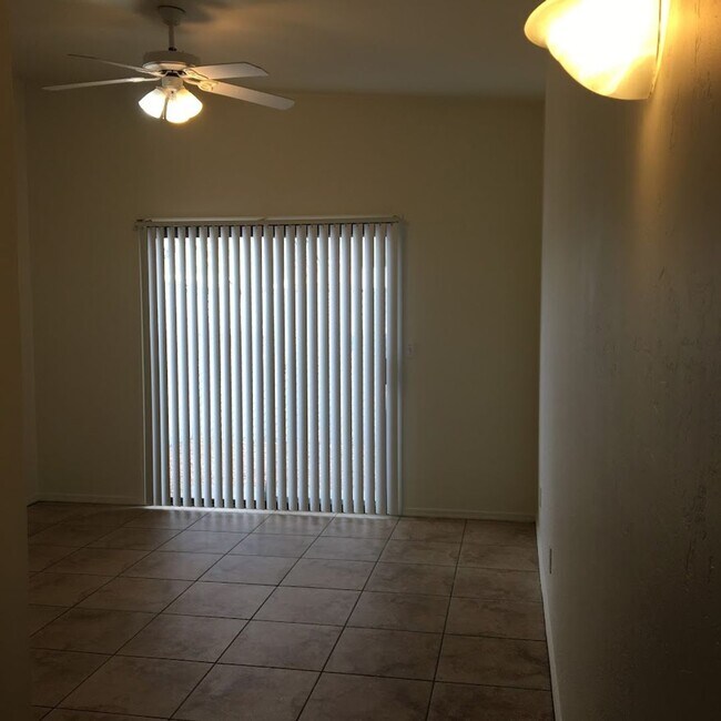 Building Photo - 9108 E Esperanza Dr