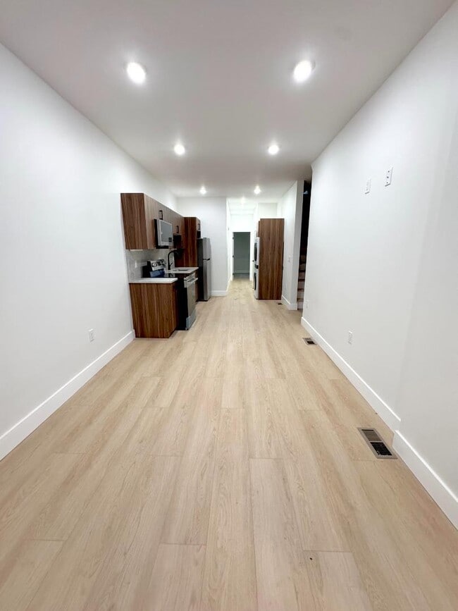 Building Photo - 118 E Huntingdon St