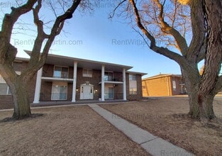 Building Photo - 780 Russell Rd