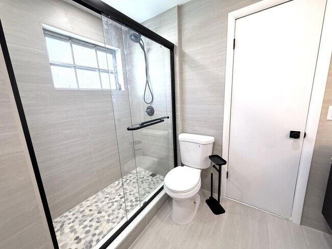 Building Photo - 210 W 23rd St