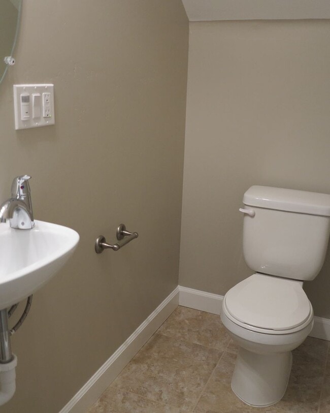 Building Photo - Charming 3 Bedroom & 2.5 Bathroom Available in Atascadero!