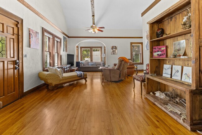 Building Photo - 204 NE 3rd Ave