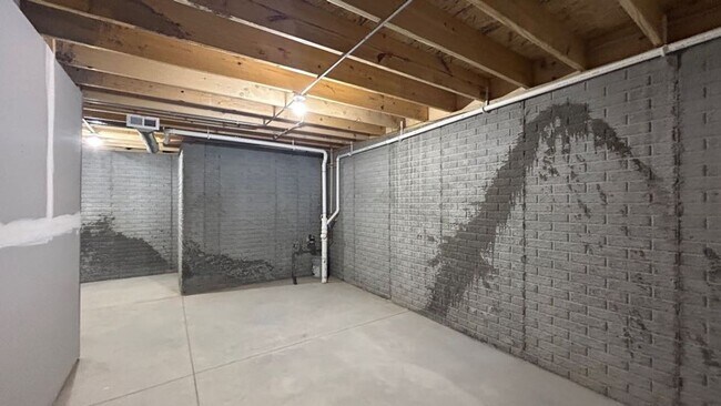 Building Photo - 4 Bedroom Townhome