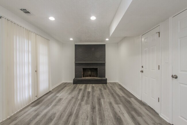 Building Photo - Wonderful 4 Bedroom