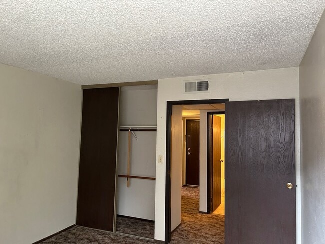 Building Photo - **3RD FLOOR CONDO NEAR VIRIGINA LAKE - LAK...