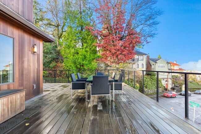 Building Photo - 302 NW Albemarle Terrace