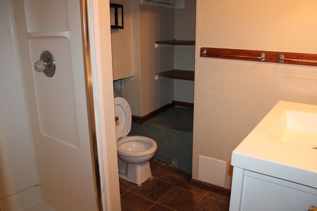Building Photo - House for rent! 2 kitchens 3 Baths! Close ...
