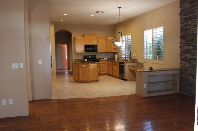 Building Photo - 875 W Aloe Pl