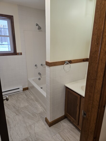 Bathroom W/ Bathtub - 602 Forest Ln