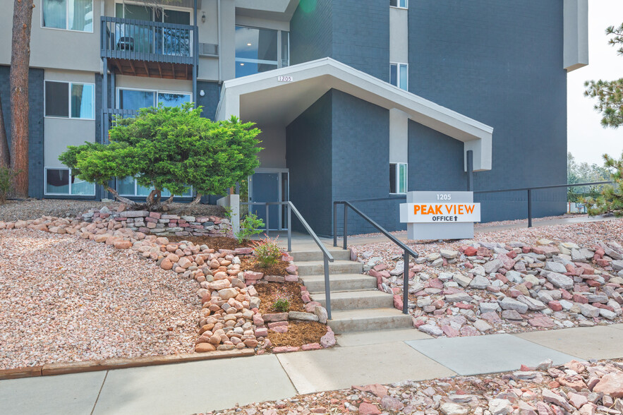 Building Photo - Peak View