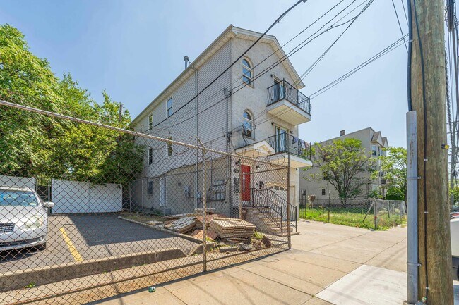 Building Photo - 94 Winfield Ave